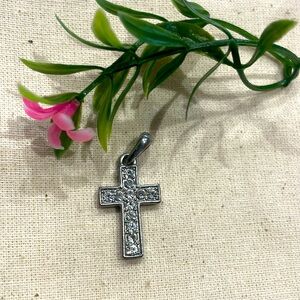 FAITHFUL ELEGANCE Cross Pendant